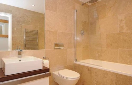 Woking House | Captivating 5-Bed House in Woking
