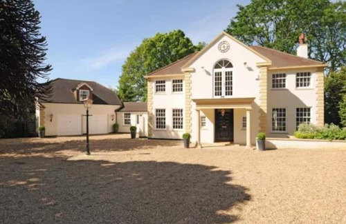 Woking House | Captivating 5-Bed House in Woking