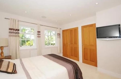 Woking House | Captivating 5-Bed House in Woking