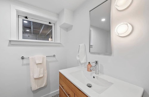 Marblehead Cottage | The Sunset - A cozy, seaside cottage in historic Marblehead MA