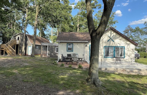 Fremont Cottage | Lake Front Cottage with a beautiful park like setting!