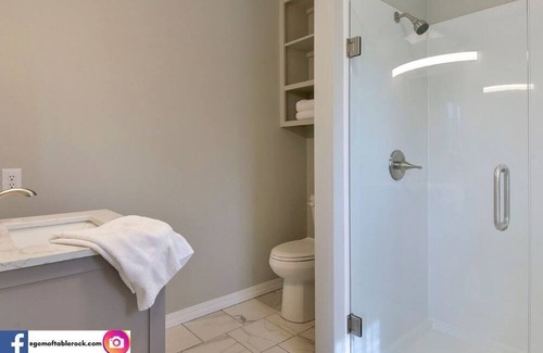 Shell Knob House | Walking distance to swim beach, boat launch, marina & restaurant! Space for 12!