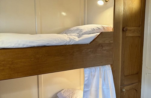London Borough of Hounslow Boat Rental | Chic House Boat West London