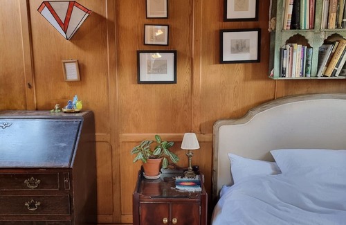 London Borough of Hounslow Boat Rental | Chic House Boat West London