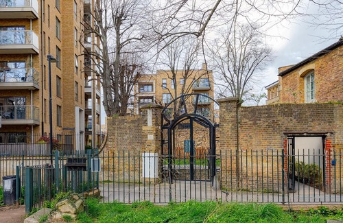 Bromley North Apartment | Historic East London 2 Bed 2 Bath Duplex