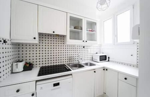 Notre-Dame-des-Champs Apartment | Charming Apartment with Balcony-6th-Mobility Lease