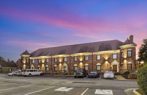 North Chesterfield House | Sleek Stay Perfect for Corporate Guests with Weekly Laundry Needs