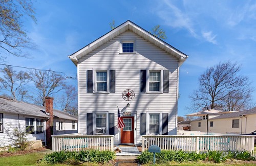 North Beach House | Charmingly restored, dog-friendly retreat with great deck & walkable location