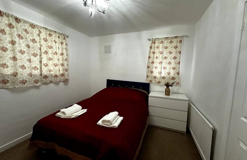Borehamwood Apartment | Elstree 3-bed Gem: Central London, Sky, Bbc