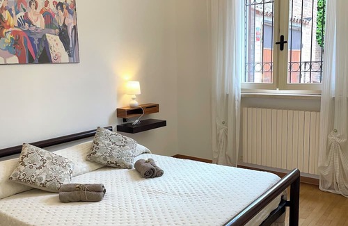 Ferrara Apartment | Elegant flat 5 min from the centre of Ferrara, with private garden and parking.