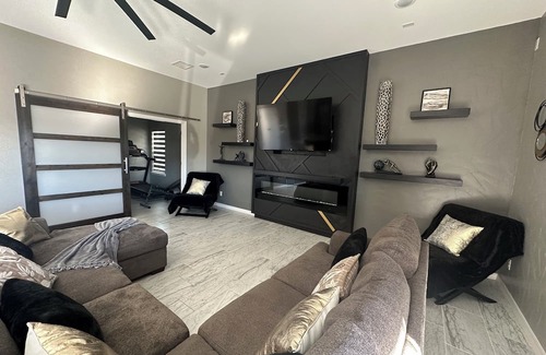 Biggs Field House | 6 Bedroom Desert Gateway House w/heated swimming pool