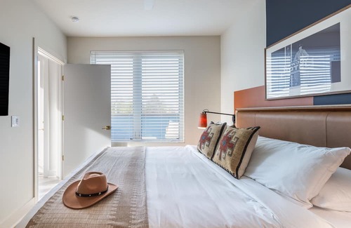 Five Points Apartment | Outrider 105 by AvantStay | 5mins to Broadway + Downtown