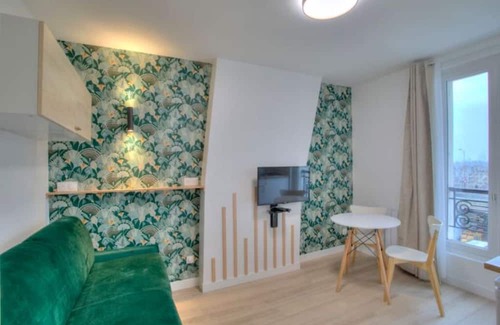 Quartier de la Goutte-d'Or Apartment | Élégance et Confort au Cœur du 18e