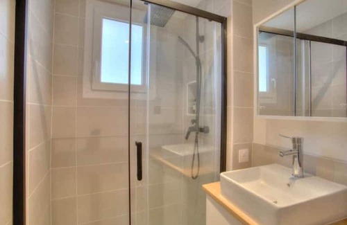 Quartier de la Goutte-d'Or Apartment | Élégance et Confort au Cœur du 18e