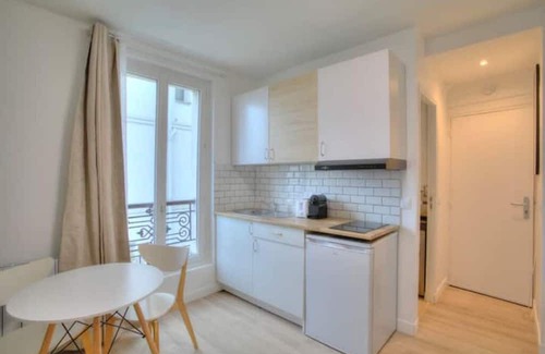 Quartier de la Goutte-d'Or Apartment | Élégance et Confort au Cœur du 18e
