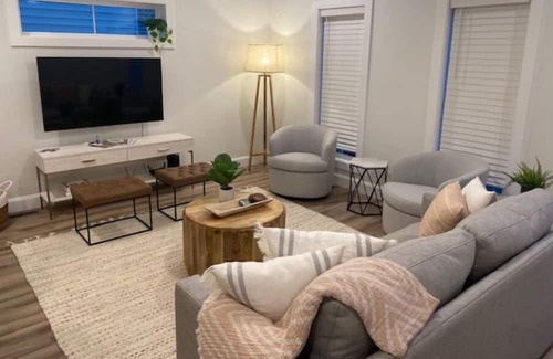 Ashtabula House | The Harbor Haven ~ Walkable to restaurants, brewery, spa, beach! Near wineries!