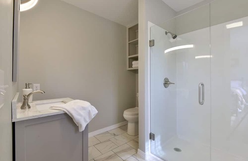 Shell Knob House | Walking distance to swim beach, boat launch, marina & restaurant! Space for 9!