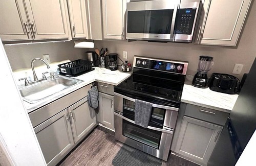 Irving Cottage | Mini casa /Bbq/Jardin Privado/Toyota Music F/Airport DFW/bicicletas