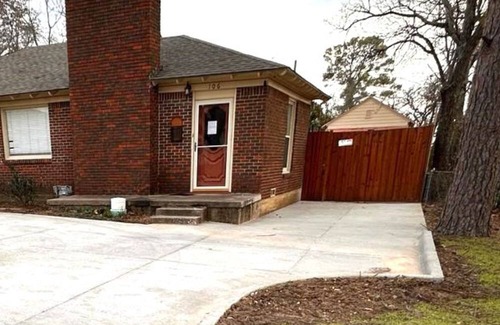 Irving Cottage | Mini casa /Bbq/Jardin Privado/Toyota Music F/Airport DFW/bicicletas