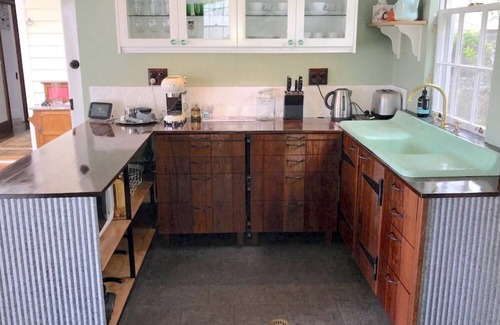 Milton Cottage | Donovan's Cottage, take a step back in time in the historic, trendy town of Milton