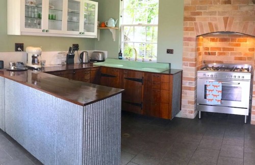 Milton Cottage | Donovan's Cottage, take a step back in time in the historic, trendy town of Milton