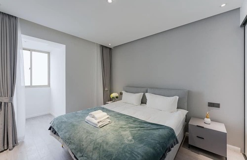Huangpu Apartment | Walk 10 minutes to the Bund & People‘s Square & Yu Garden! 3 Bedrooms Apartment