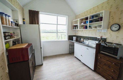 Kiwitea Cottage | Cliff Top Cottage just off SH1