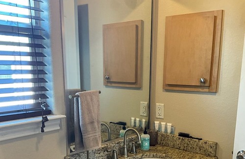 Chestnut Apartment | Lovely East Austin Studio / Garage Apartment