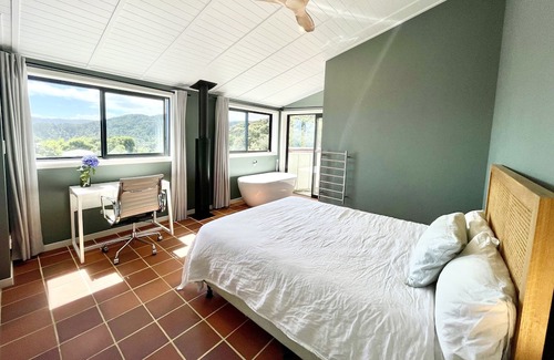 Piha House | Panoramic Views. Modern Batch. Walk to the beach.