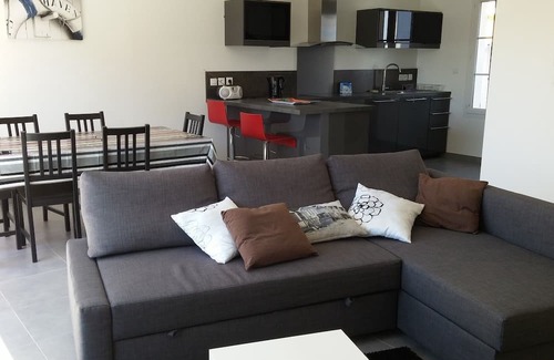 Port District House | Spacious house with swimming pool close to the beach