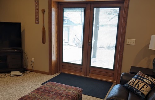 Darwin House | Spectacular Lake Manuella Family Retreat. Relaxing and serene lakeshore home!
