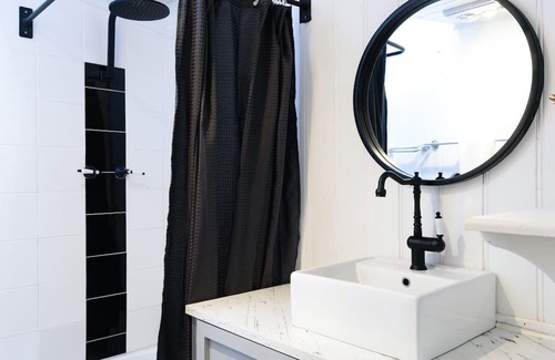Daylesford House | Splinters Cottage, right on Lake Daylesford
