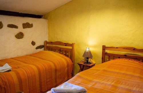 Luchapt House | Holiday Home 'Gîte Le Noyer' with Private Terrace, Private Garden and Wi-Fi