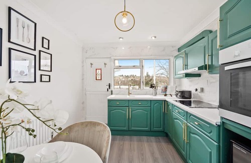 Chatham Apartment | Bright 1 Bed with free NETFLIX: Free Parking, & Wi-Fi 40 mins away from London