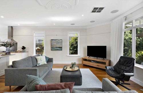Essendon North House | Essendon Gem Bungalow 4BR