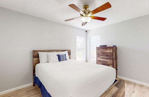 Bay Area House | Dog-friendly charmer with large yard, open layout, internet, W/D, & central AC