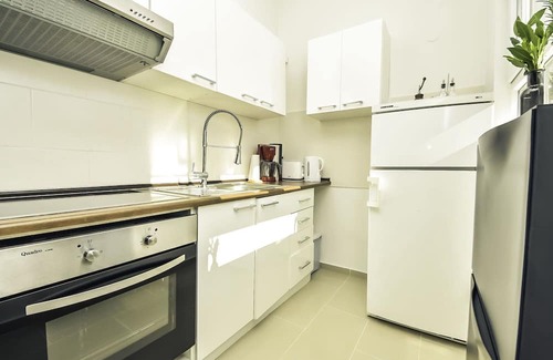 Obrovac Apartment | Lovely apartment for 4 people with WIFI, A/C, TV, terrace, pets allowed and parking