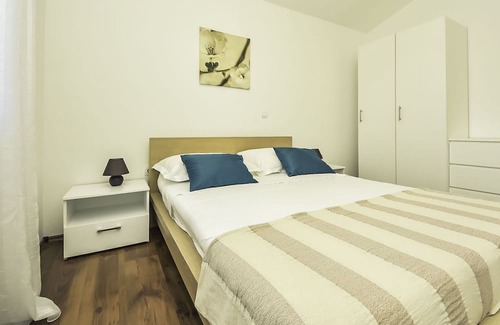 Obrovac Apartment | Lovely apartment for 4 people with WIFI, A/C, TV, terrace, pets allowed and parking