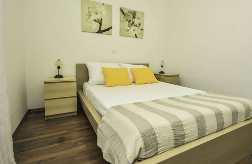 Obrovac Apartment | Lovely apartment for 4 people with WIFI, A/C, TV, terrace, pets allowed and parking