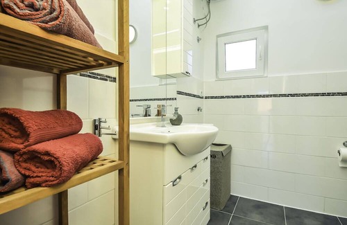 Obrovac Apartment | Lovely apartment for 4 people with WIFI, A/C, TV, terrace, pets allowed and parking