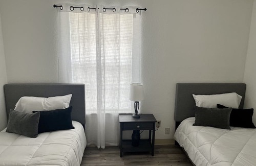 Eagle Pass Apartment | Hwy Apt - 2 bed/1 bath/Sleeps four/ 5 miles to Casino