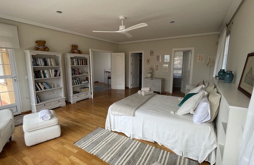 Coveta Fuma Ski Chalet | Villa 1 Minute from the Beach. 1 min from the Tram Stop, Car Not Necessary.