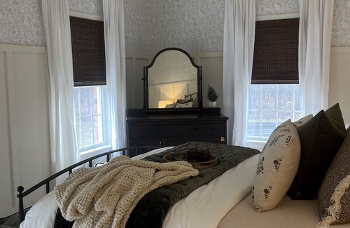 Haslett House | Escape to The Shoeman Manor: Your Dream Getaway!