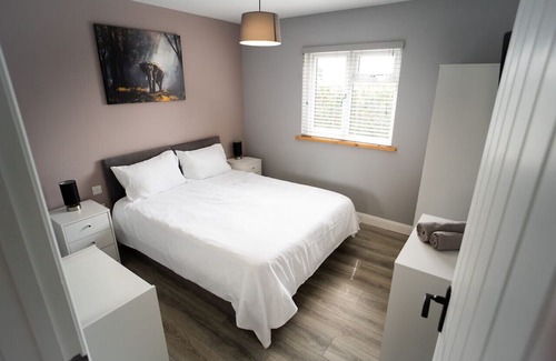 Cleeve House | The Ash View Cozy 3BR Retreat Perfect for Families