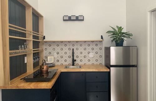 Kona Palisades Apartment | Tropical Bliss Cottage, Brand New Guest House close to the heart of Kailua Kona!
