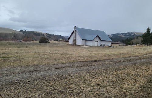 Powell County RV Rental | Avon Dry cabins with central bath house nightly & longterm rentals w/12 Rv sites