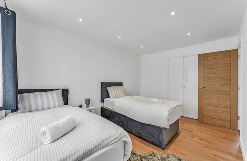 Eltham South House | Comfortable suburban setting with greenery and residential homes