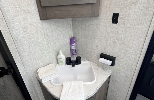 Bridgeview House | 2022 New Luxury Modern Trailer/RV BnB