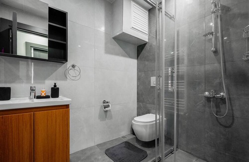 Lara Apartment | Stylish Flat w Balcony Near Lara Beach