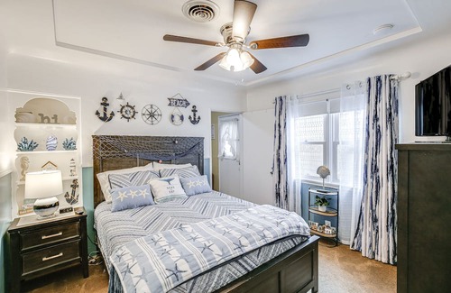 Harbor Gateway North House | Stylish Los Angeles Bungalow - 7 Mi to USC!